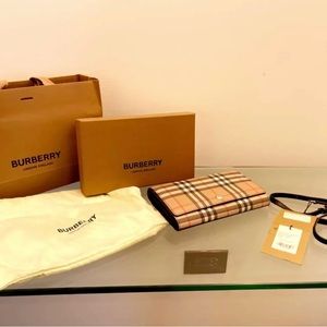 Burberry clutch